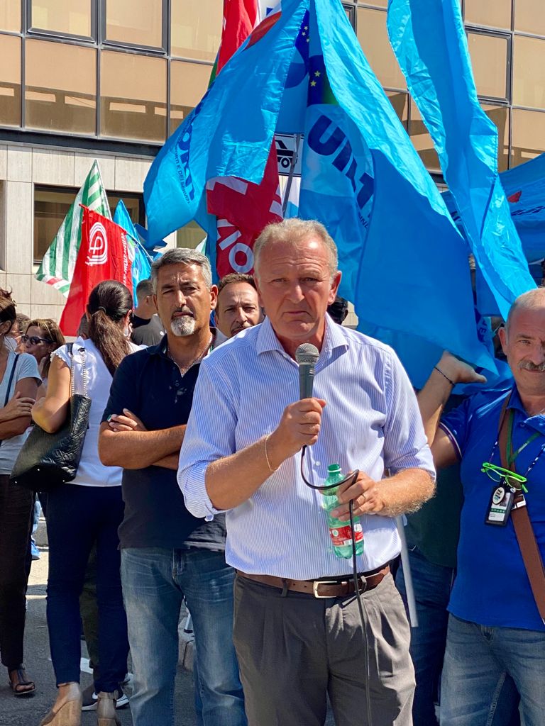 Il Segretario Generale, Claudio Tarlazzi, parla ai lavoratori Alitalia durante l'Assemblea in corso a Fiumicino