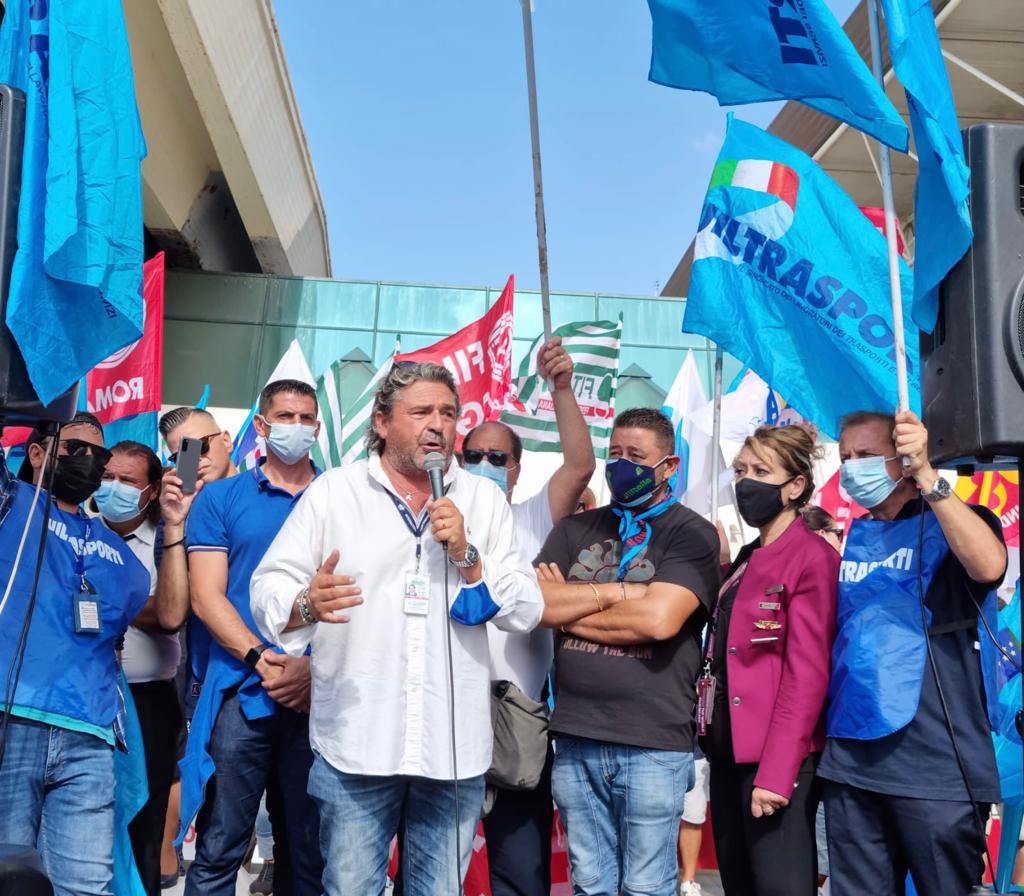Il Segretario nazionale, Ivan Viglietti, parla ai lavoratori durante il presidio per lo sciopero di 24 ore del trasporto aereo a Roma Fiumicino [VIDEO]