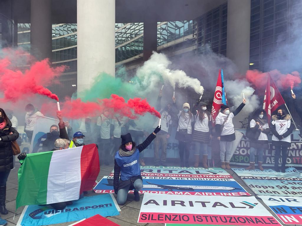 Le lavoratrici e i lavoratori del trasporto aereo in presidio a Milano contro la crisi del settore