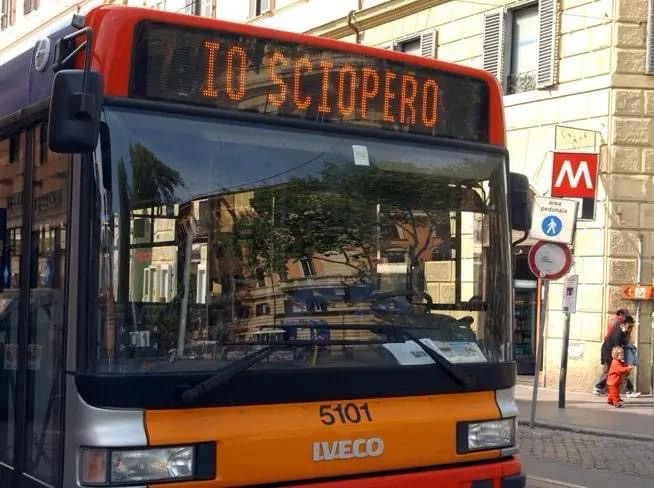 Sindacati, altissima adesione a sciopero trasporto pubblico locale con una media dell'85% e punte del 100%