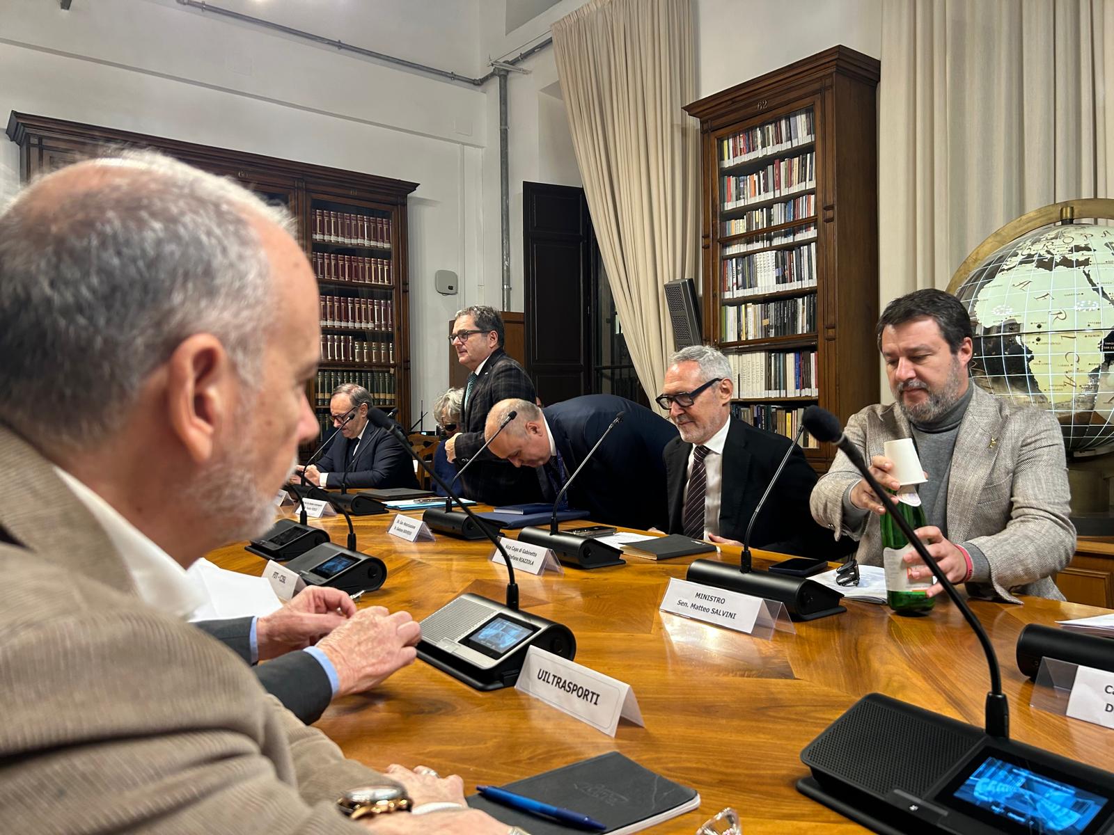 Taxi: dopo sciopero incontro interlocutorio con Ministro Salvini. Nuovo appuntamento tra due settimane